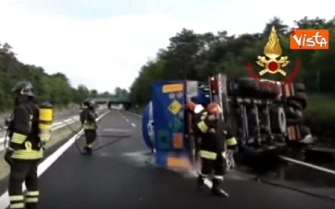 Cisterna si ribalta a Trieste