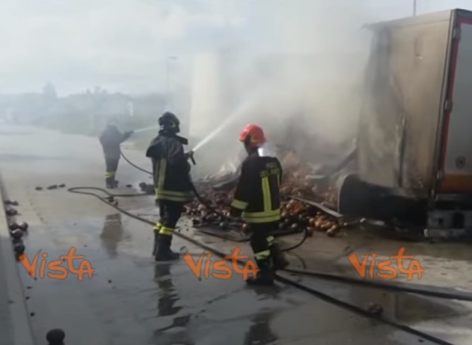Ascoli fiamme autocarro