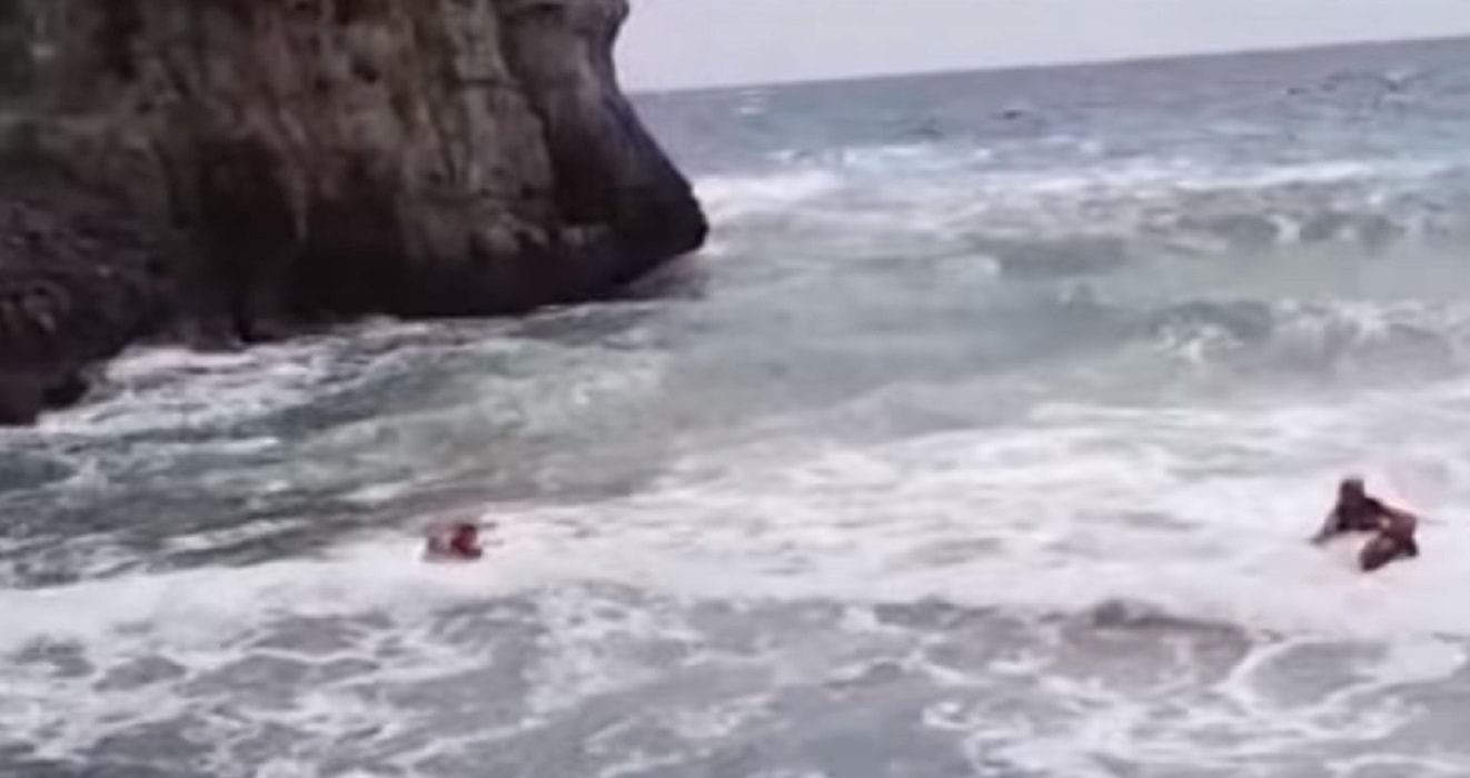 Bloccate scogli vigili fuoco li salvano