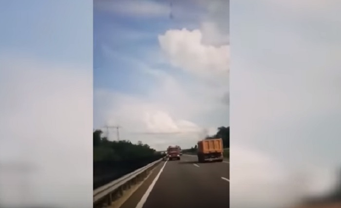 YOUTUBE Fa partire una diretta Facebook, si distrae mentre sorpassa e si schianta: nove morti