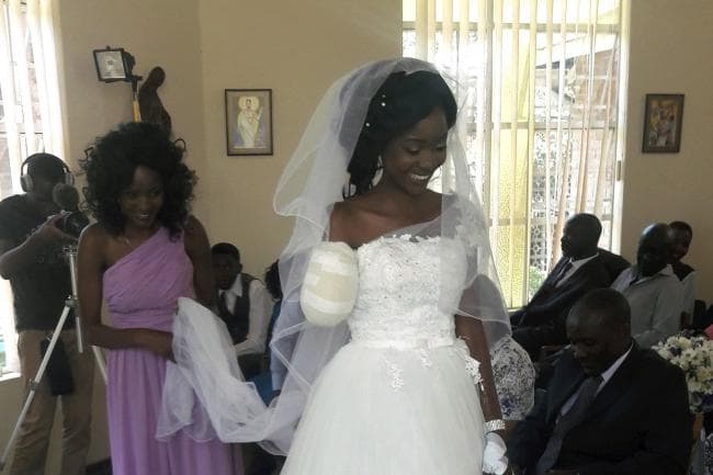 Zanele sposa senza un braccio