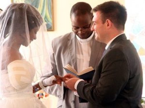 Coccodrillo le strappa un braccio a 5 giorni dalle nozze. Ma lei si sposa lo stesso