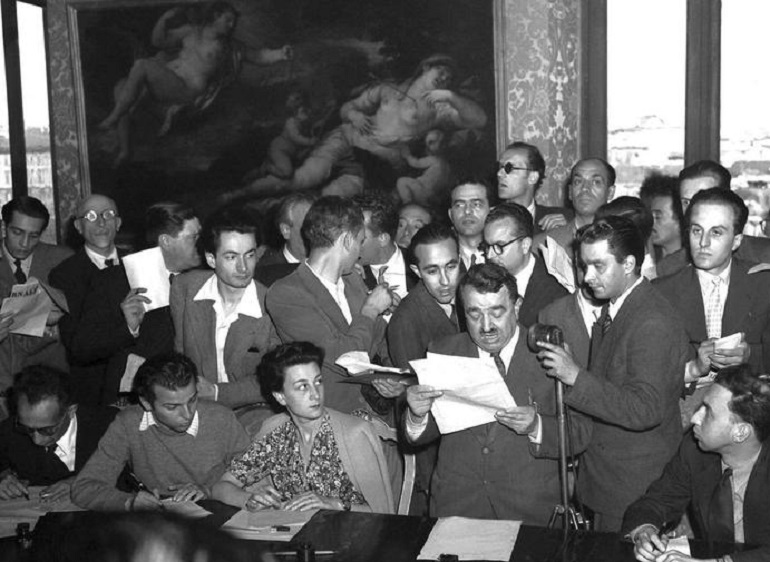 Buon 2 giugno. Viva la Repubblica, contro gli eredi di chi scelse il re e oggi vota Di Maio e Casaleggio. Nella foto: Luigi Romita, ministro dell'Interno, proclama i risultati del referendum (foto Ansa)