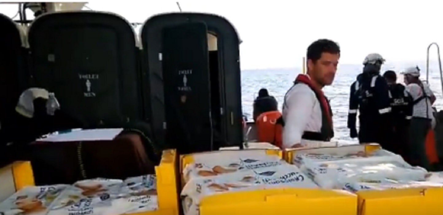 Aquarius, rofornimenti a bordo