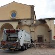 Camion rifiuti abbatte portico antica chiesa