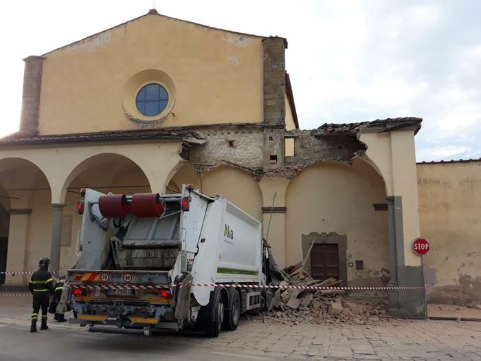 Camion rifiuti abbatte portico antica chiesa
