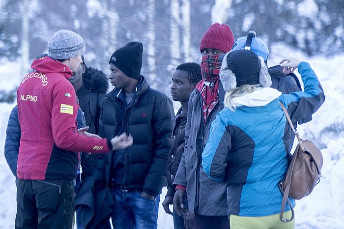 migranti alpi neve