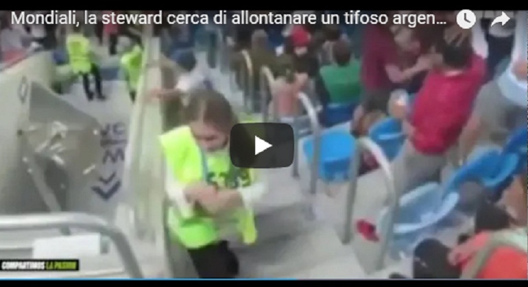 YOUTUBE La steward cerca di allontanare un tifoso argentino dalla scala ma arriva il gol: la reazione è da ridere (foto Ansa)