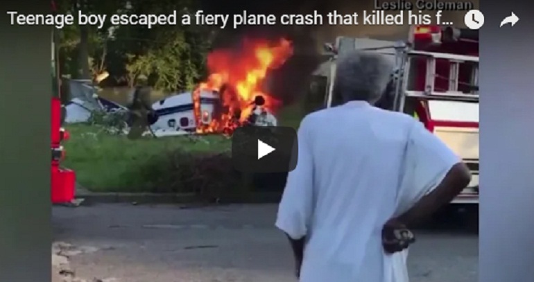 YOUTUBE L'aereo si schianta e prende fuoco. Dai rottami esce un ragazzo