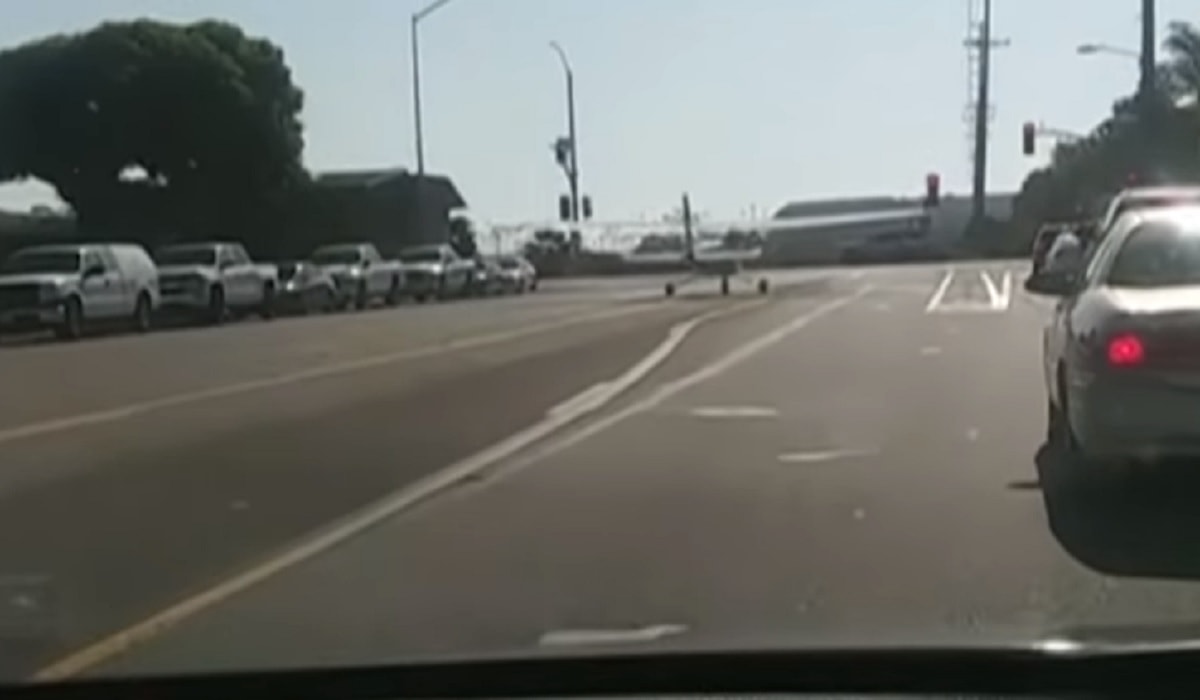 California, piccolo aereo atterra nel traffico