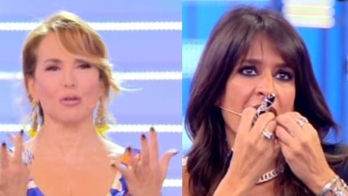 Aida Nizar implora perdono davanti al camerino della D'Urso. Lei la sgrida: "E' pazza"