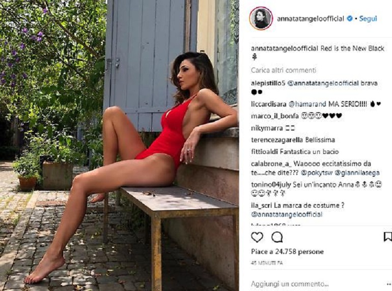 Anna Tatangelo e la foto in costume: "Red is the new black"