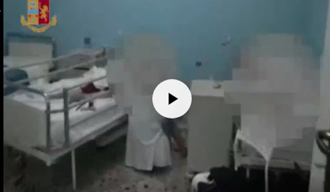 Anziane abbandonate di notte in casa di cura: una si alza e resta per ore a terra. Arrestato il titolare