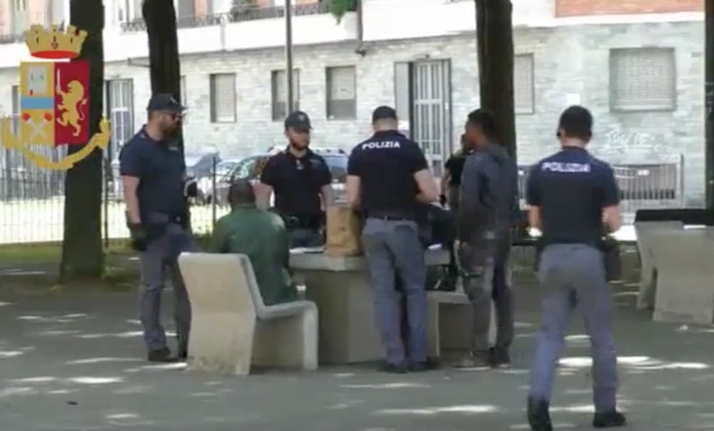 Torino, mostra i genitali alla polizia. Arrestato