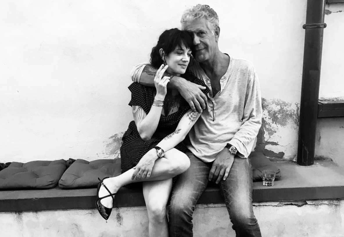 Anthony Bourdain, ex moglie Ottavia Busia e la foto con la figlia. Rose McGowan difende Asia Argento