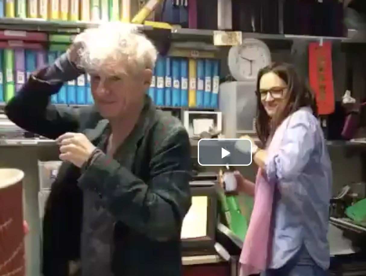 Anthony Bourdain e Asia Argento, balli e birre. Il video 5 giorni prima del suicidio