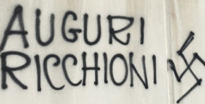 Giugliano (Napoli), "auguri ricchioni" e svastica: scritta davanti al Comune per unione civile tra gay