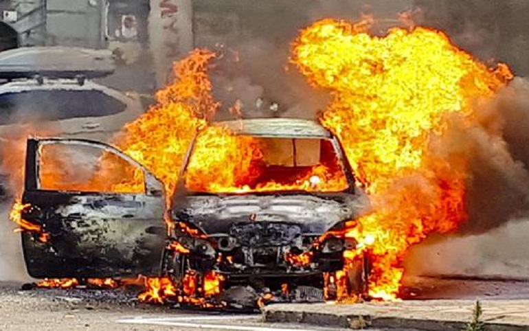 Napoli, auto prende fuoco in piazza Sannazaro: salvo il conducente FOTO (foto Ansa)