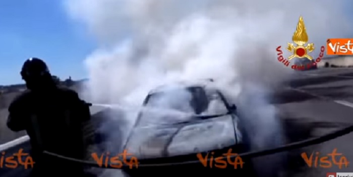 YOUTUBE Sanluri (Cagliari): auto in fiamme sull'autostrada