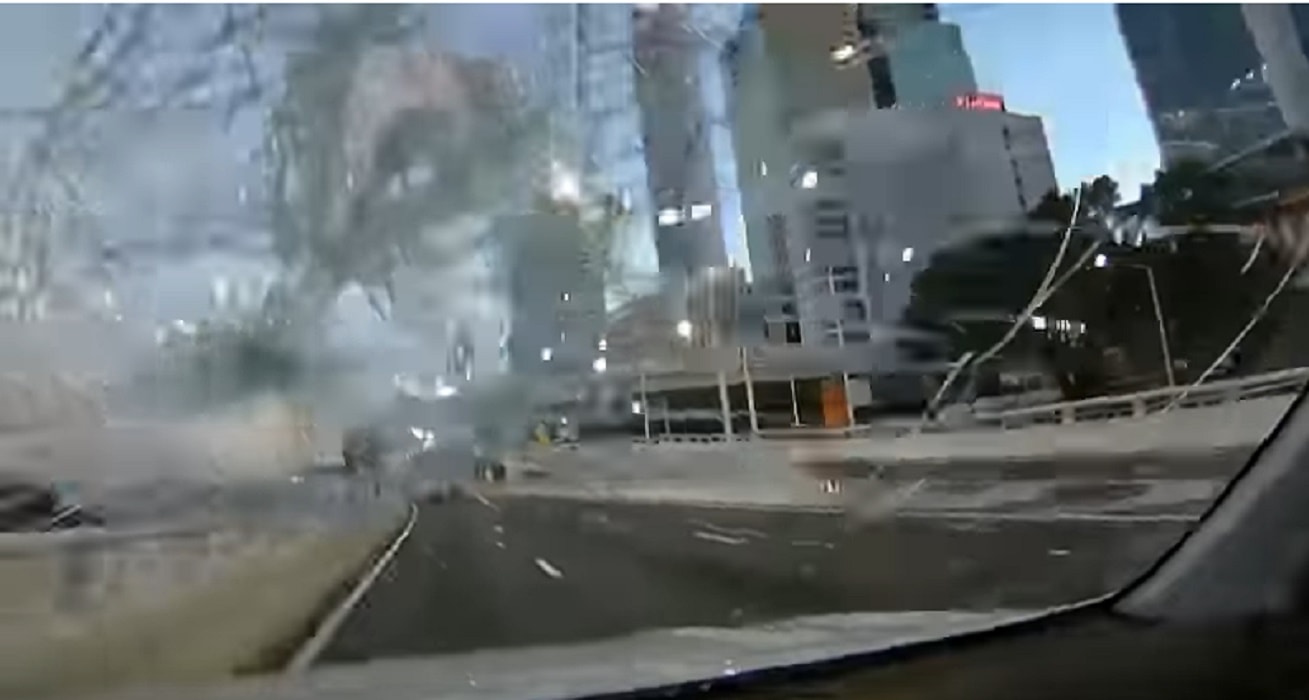 Brisbane, lancia bottiglia dal cavalcavia