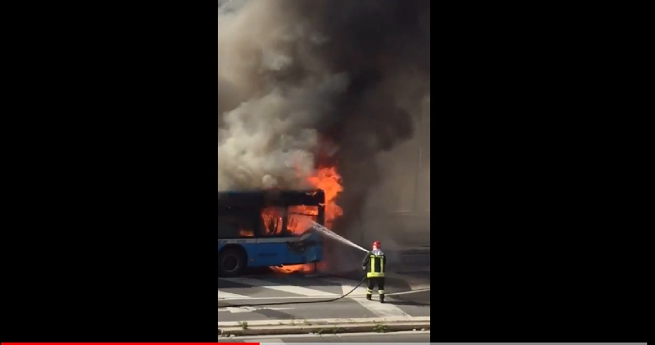 Roma, a fuoco un altro autobus: fumo e fiamme in strada vicino al Vaticano