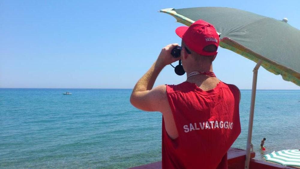 Porto Recanati: mare mosso, ma il bagnino chatta. Multa da mille euro