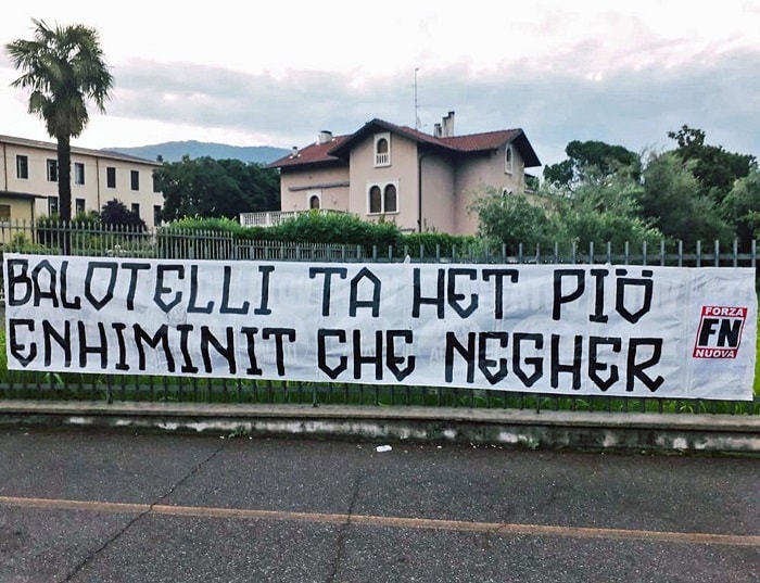 Mario Balotelli, nuovo striscione di Forza Nuova: "Sei più stupido che nero"