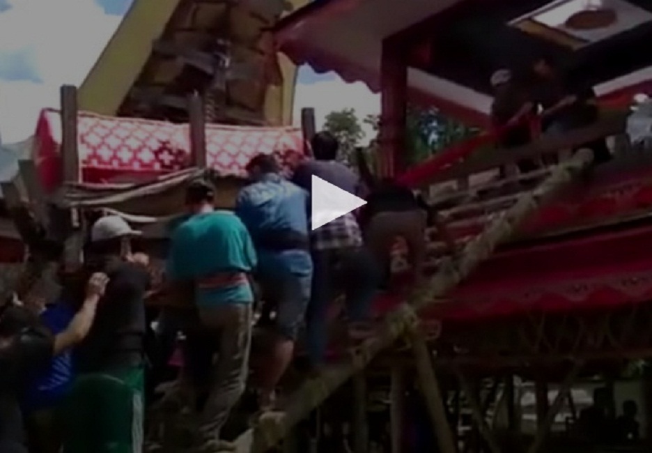 YOUTUBE Tragedia al funerale: figlio muore schiacciato dalla bara della madre