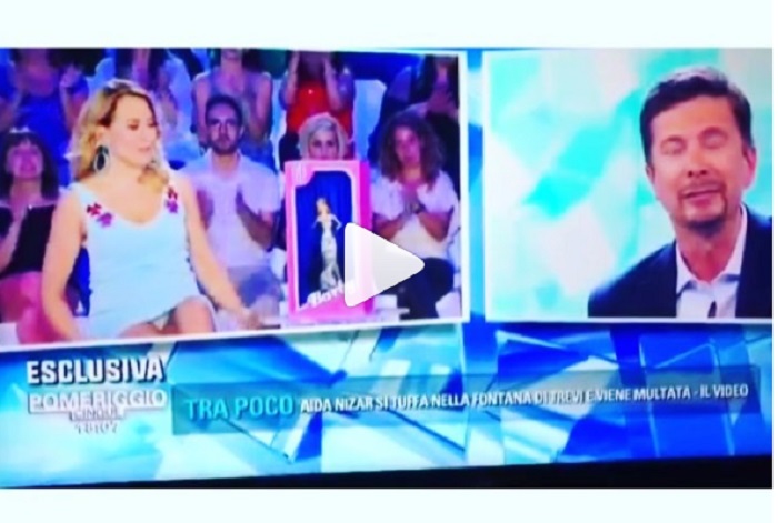 Pomeriggio 5, Barbara D'Urso con la gonna troppo corta