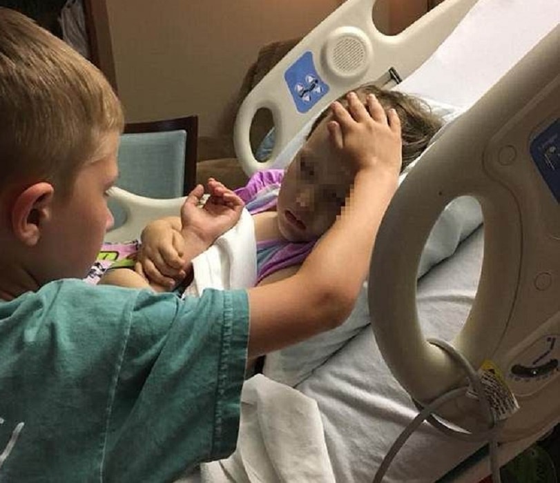 Bimbo di sei anni rassicura con una carezza sua sorella che sta morendo di tumore