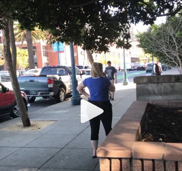 San Francisco, bimba vende acqua