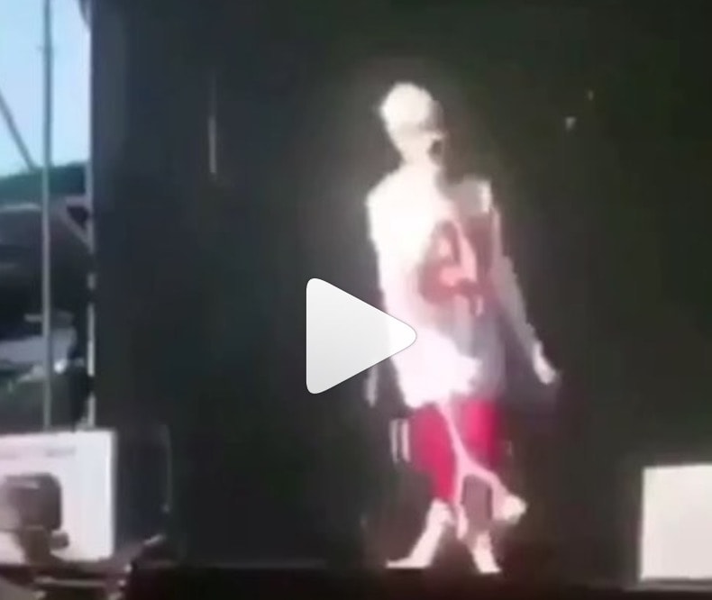 YOUTUBE Biondo di Amici in mutande sul palco durante il concerto