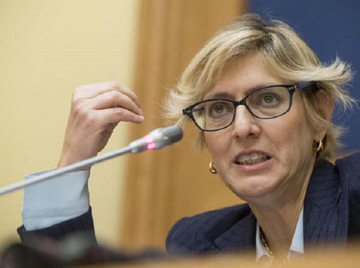 Roma, uomo molesta passanti in strada: ministro Giulia Bongiorno chiama la polizia