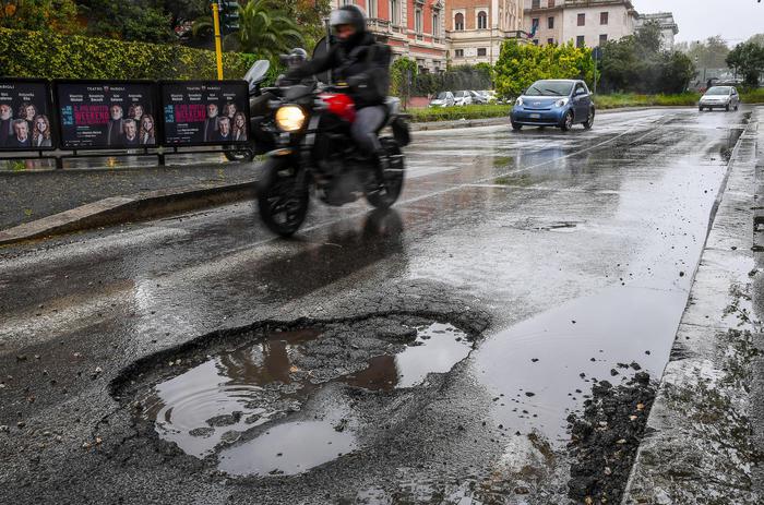 Roma, asfalto "magico" dopo un giorno ha già fatto flop