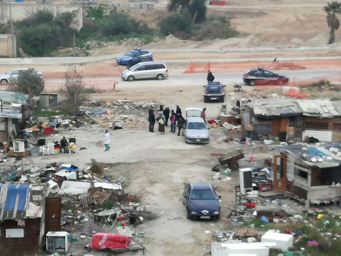 Bari, ragazzina rom incinta a 13 anni. Leader comunità: "Nella nostra cultura è normale"