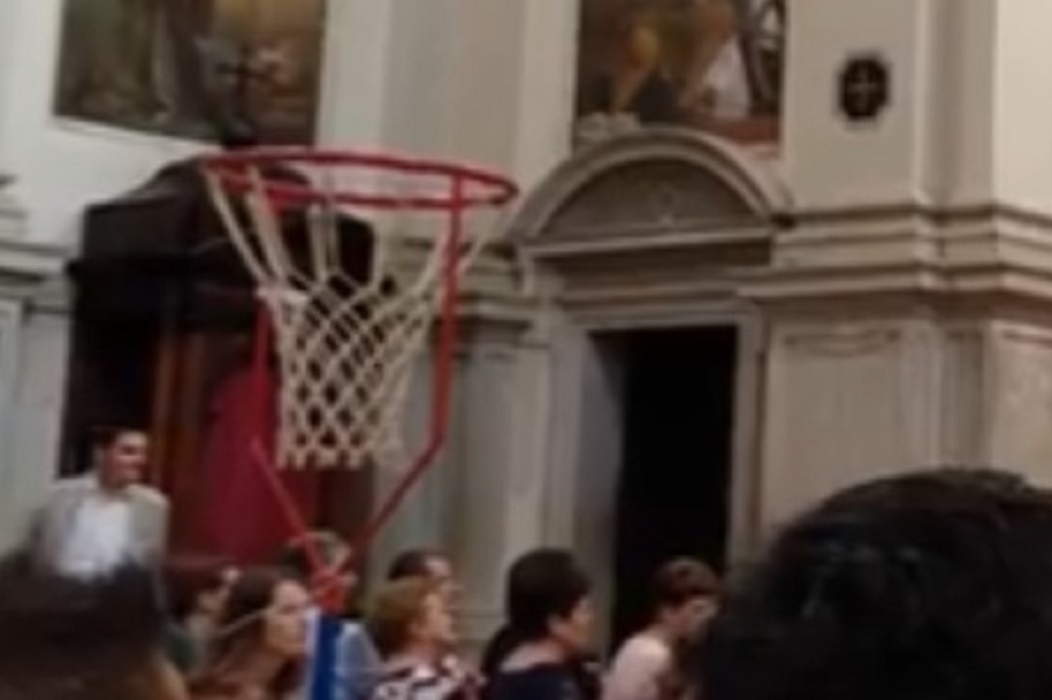 Prete sfida sposo chiesa