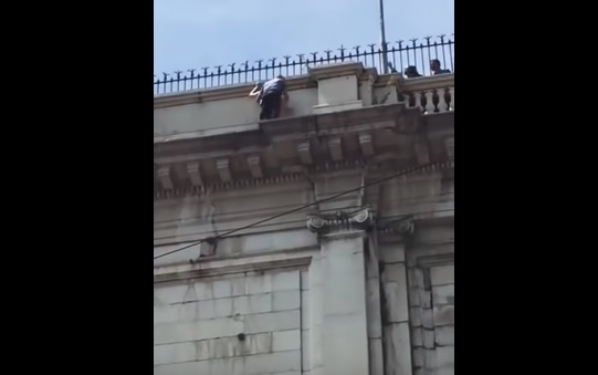 suicidio genova ponte Monumentale