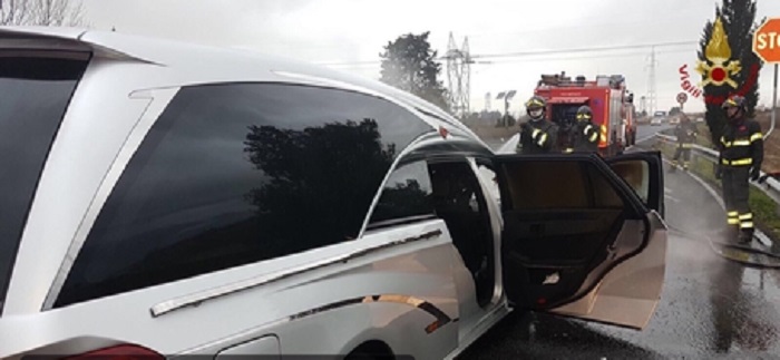 Novara. Carro funebre travolge e uccide ragazza, autista morto di infarto