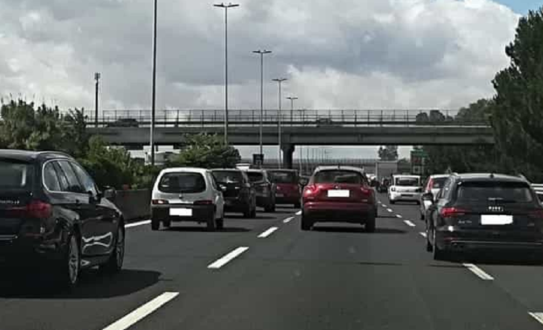 Roma, donna si lancia da cavalcavia sulla Cassia bis: finisce su furgone che tampona altre auto