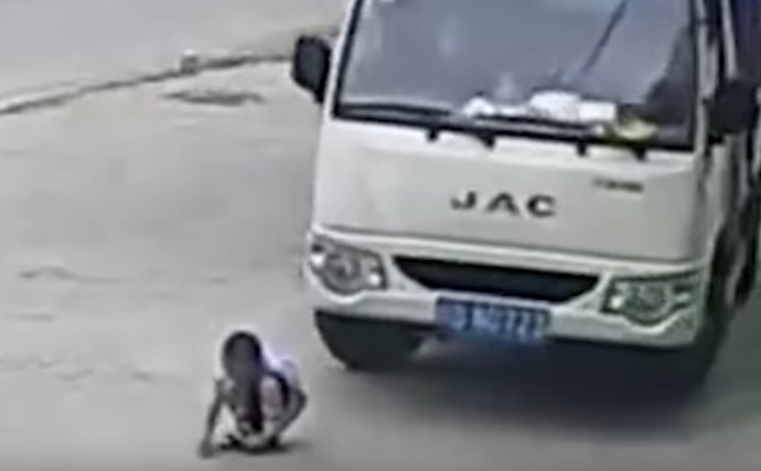 Cina furgoncino investe bimbo