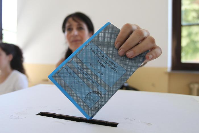 Comunali, Lega trascina il centrodestra, M5s frena. Pd rischia a Siena e Imola ma conferma Brescia