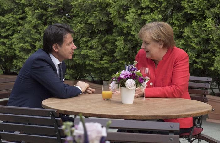 Migranti, Merkel chiama Conte e assicura: "Bozza Ue sarà accantonata"
