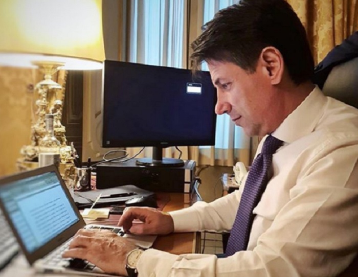 Giuseppe Conte posta foto "al lavoro fino a tarda sera". Ma orologio segna le 18.30