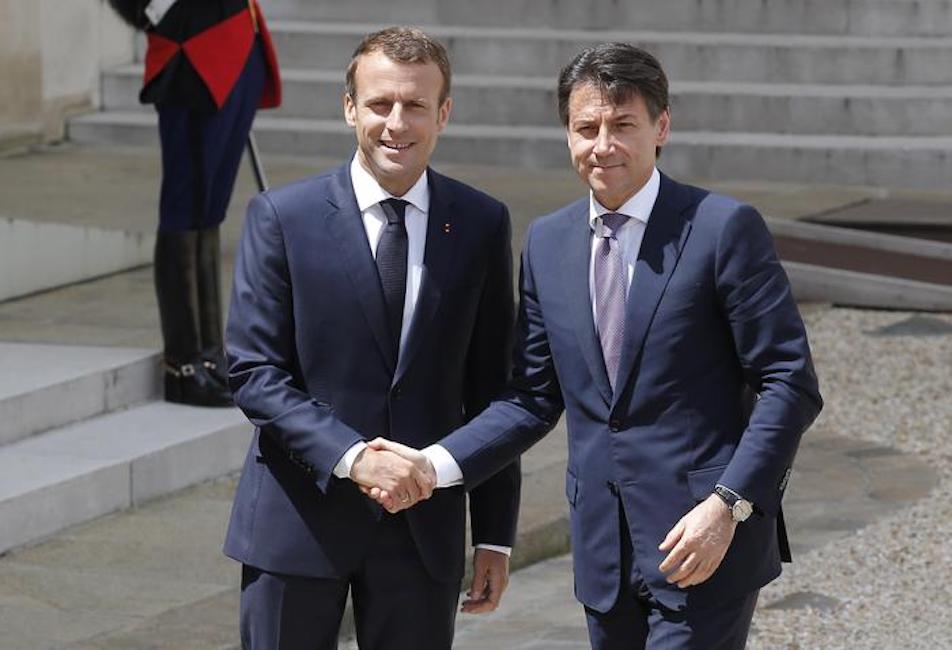 Migranti, pace Italia-Francia con stretta di mano. Conte a Macron: "Hotspot nei paesi di origine"