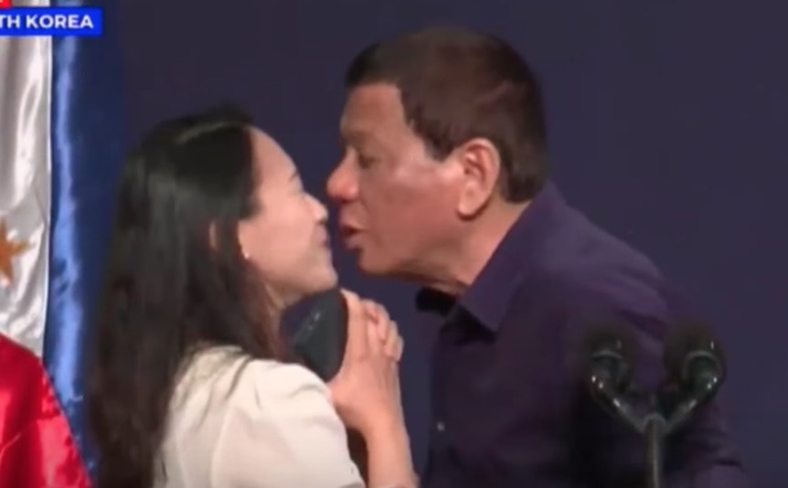 YOUTUBE Filippine, Rodrigo Duterte bacia la lavoratrice emigrata