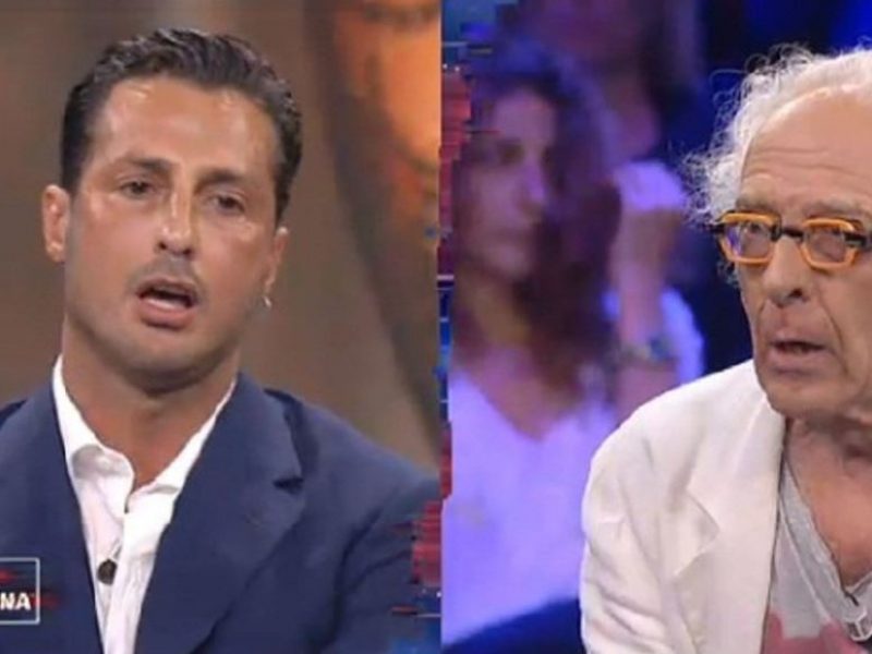 YOUTUBE Fabrizio Corona arriva in Tribunale: "Dov'è Mughini? In giardino?"