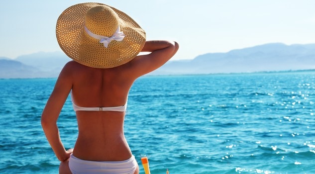 Crema solare: la 50+ protegge davvero se 40 grammi al giorno. Un tubetto intero