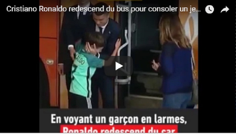 YOUTUBE  Cristiano Ronaldo ferma il bus del Portogallo per abbracciare il piccolo fan in lacrime