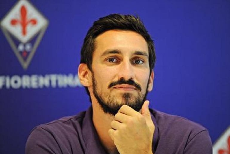 Davide Astori, la perizia: "Si sarebbe potuto salvare se non fosse stato da solo in camera" (foto Ansa)