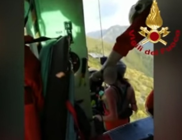 YOUTUBE Lucca, deltaplanista in difficoltà sul Monte Bargiglio dopo atterraggio di emergenza: il salvataggio